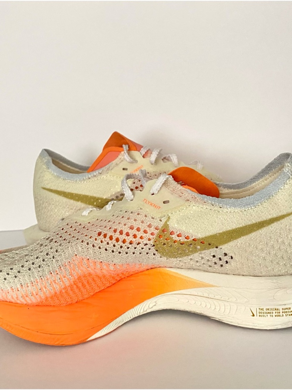 Nike (WMNS) Nike ZoomX Vaporfly Next% 3 'White Orange' Sz 9 - Picture 3 of 12